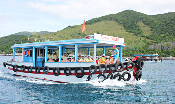TOUR GHÉP 1 NGÀY TÀU GỖ - BAR NỔI NHA TRANG