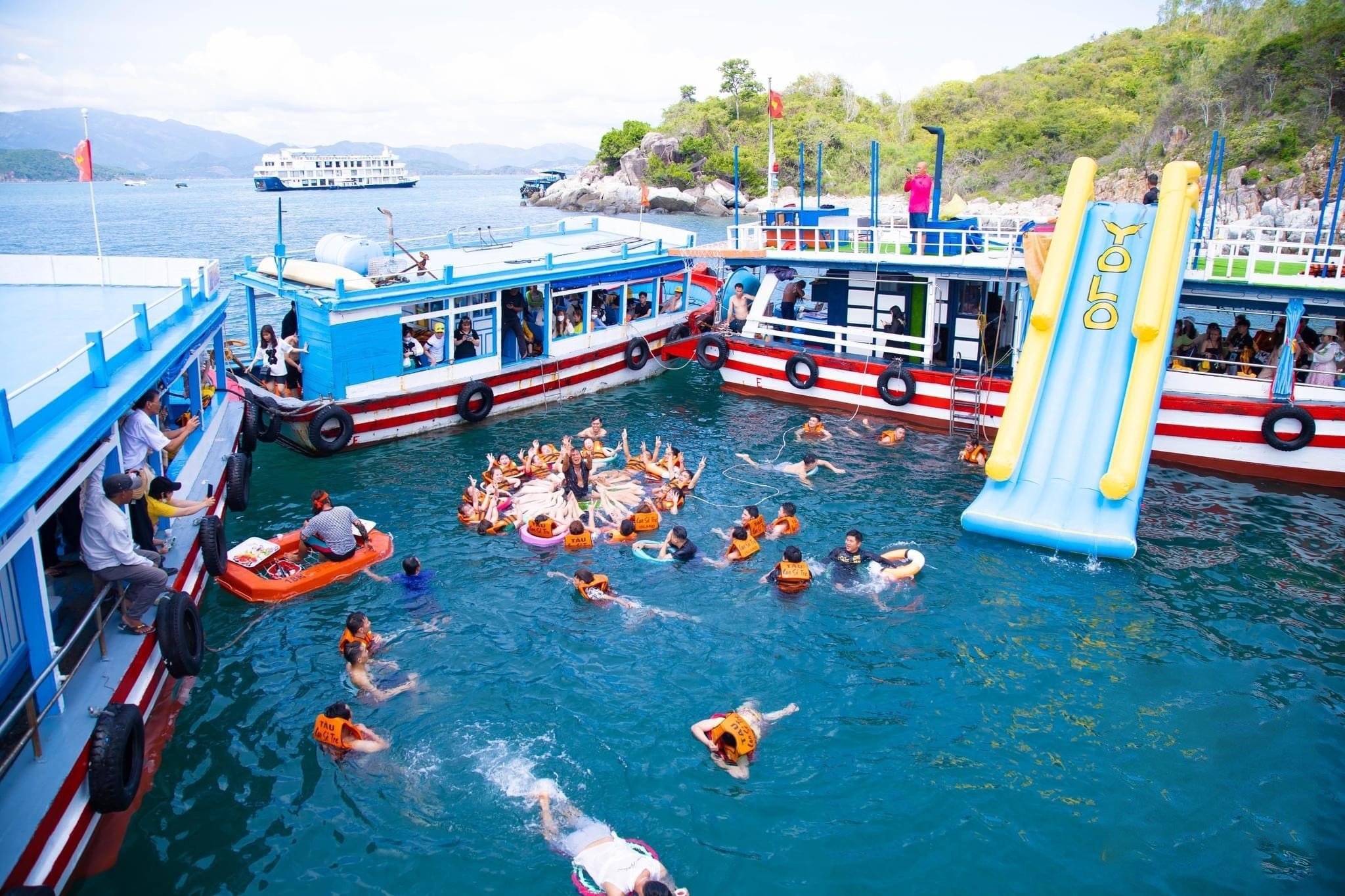 TOUR GHÉP 1 NGÀY TÀU GỖ - BAR NỔI NHA TRANG