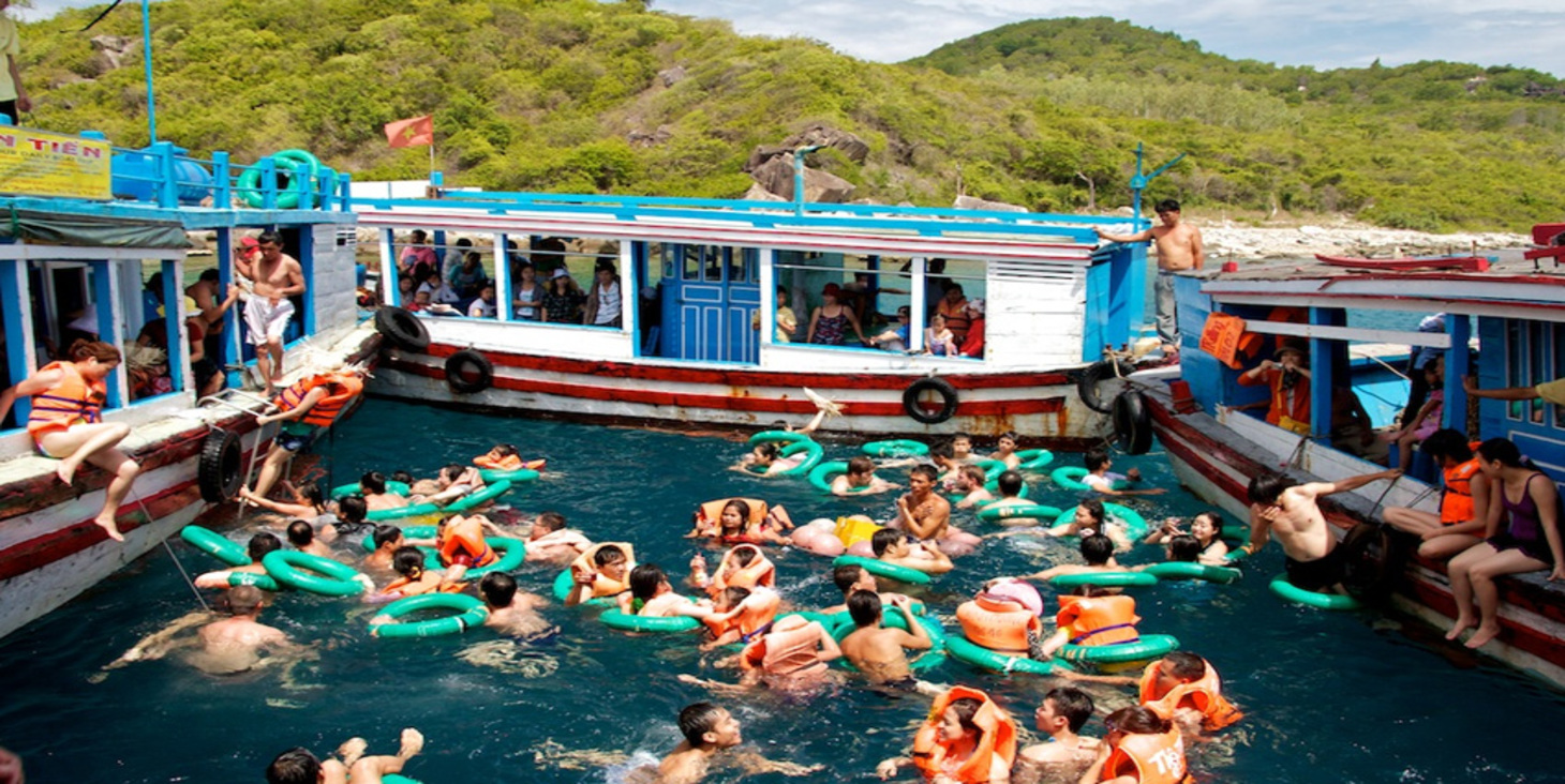 TOUR GHÉP 1 NGÀY TÀU GỖ - BAR NỔI NHA TRANG