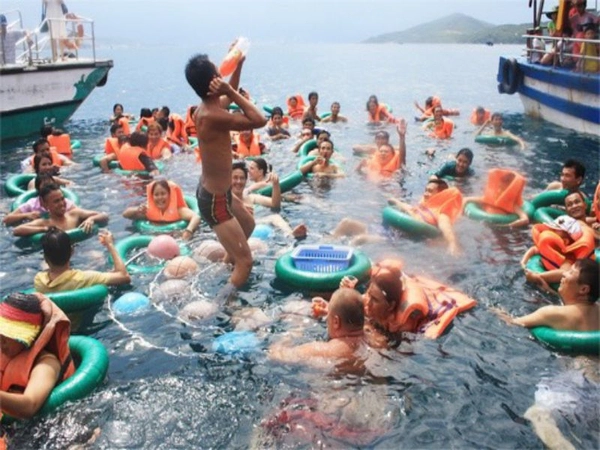TOUR GHÉP 1 NGÀY TÀU GỖ - BAR NỔI NHA TRANG