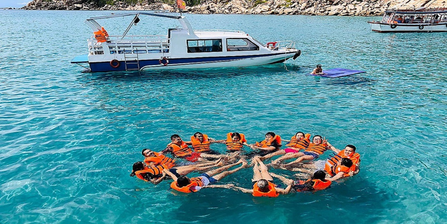 TOUR GHÉP 1 NGÀY TÀU GỖ - BAR NỔI NHA TRANG