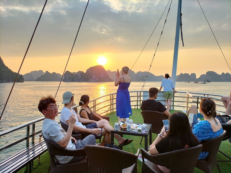 TOUR GHÉP 1 NGÀY VỊNH HẠ LONG - TITOP - HANG LUỒN ( TÀU THƯỜNG ĂN MENU)